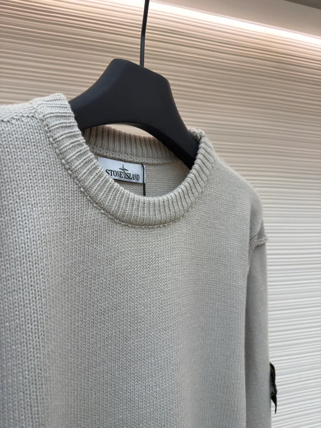 P420 Stonelsland Stone Island arm embroidered logo sweater ●Original version: 3690 purchase and development ●Item number: 1681949-A75 ●Fabric: wool blended fabric ●Technology: knitted ●Color: apricot ●Version: fitted version ●Weight: about 535 grams ●Size: S-M-L-XL ●Description: Made of 30% wool, 50% cotton, 20% spandex. The arm embroidery logo is made of double-layer soft leather, with embroidery logo technology on the surface and embellishment with the brand logo. Comes with laser engraved metal buttons. Garment washing-fixing color-fixing pattern-removing wool impurities. This style is woven with a 7-needle imported machine, with knitted threads on the neck and hem, and embroidered logos on the arms to present the brand vision. The overall wiring is straight and delicate, the fabric is comfortable and soft, and the color is consistent without color difference. It can be matched with the same style to create a fashionable look and control various occasions. Customized accessories, complete with three standards, same style for men and women!